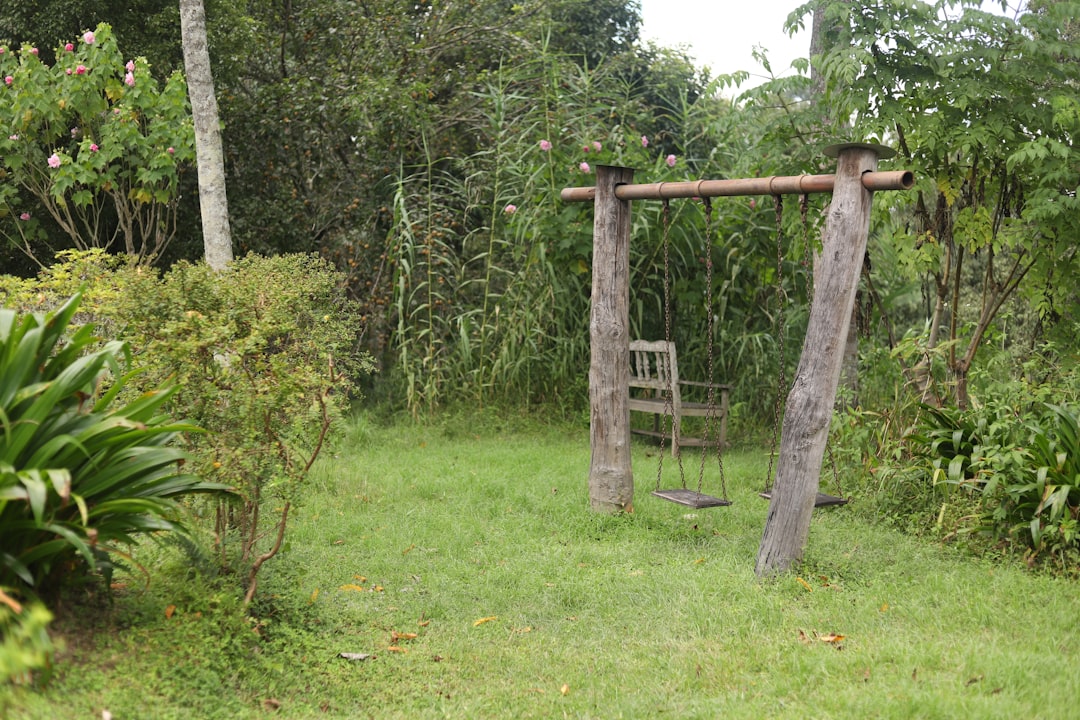 découvrez notre balancelle de jardin idéale pour vos moments de détente en plein air. offrant confort et style, elle embellira votre espace extérieur tout en vous permettant de savourer de paisibles instants en famille ou entre amis.