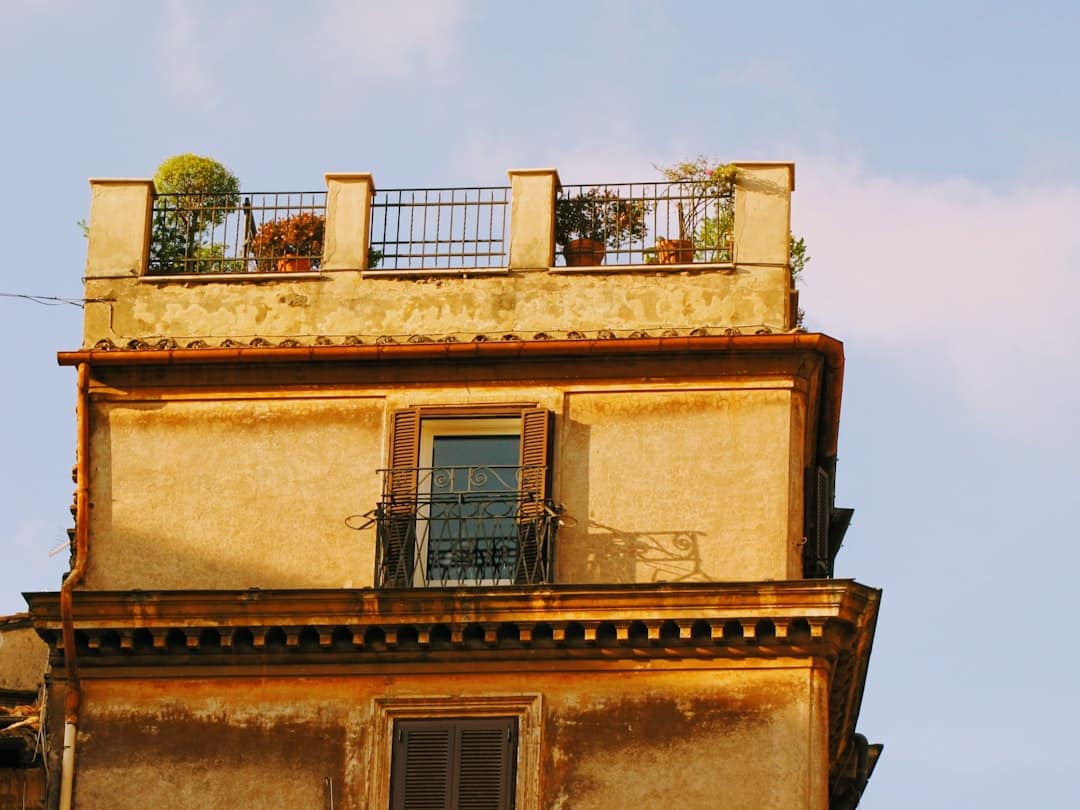 découvrez comment aménager un jardin sur votre balcon avec des plantes, des fleurs et des astuces de jardinage pour créer un espace vert apaisant et agréable. transformez votre balcon en un véritable havre de paix.