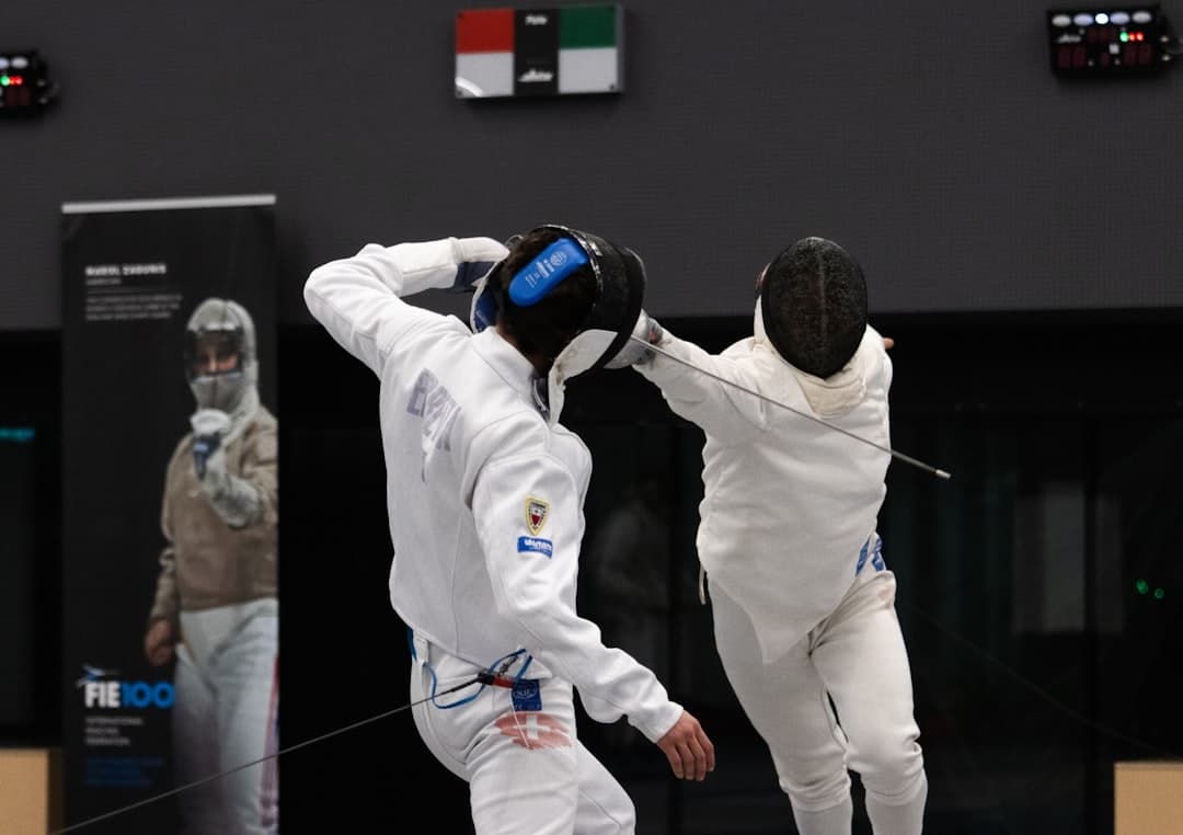 découvrez l'art du fencing, un sport de combat élégant et stratégique, alliant agilité, précision et technique. que vous soyez débutant ou pratiquant confirmé, plongez dans l'univers passionnant du sabre, de l'épée et du fleuret, et améliorez vos compétences tout en vous amusant.