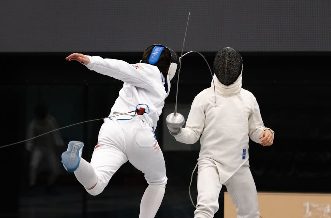 découvrez l'art du fencing, un sport de combat élégant et stratégique qui allie technique, rapidité et précision. apprenez les techniques de l'épée, du fleuret et du sabre tout en développant votre agilité et votre esprit compétitif. rejoignez-nous pour vivre l'excitation des duels et le plaisir de se défier dans une ambiance conviviale et dynamique.