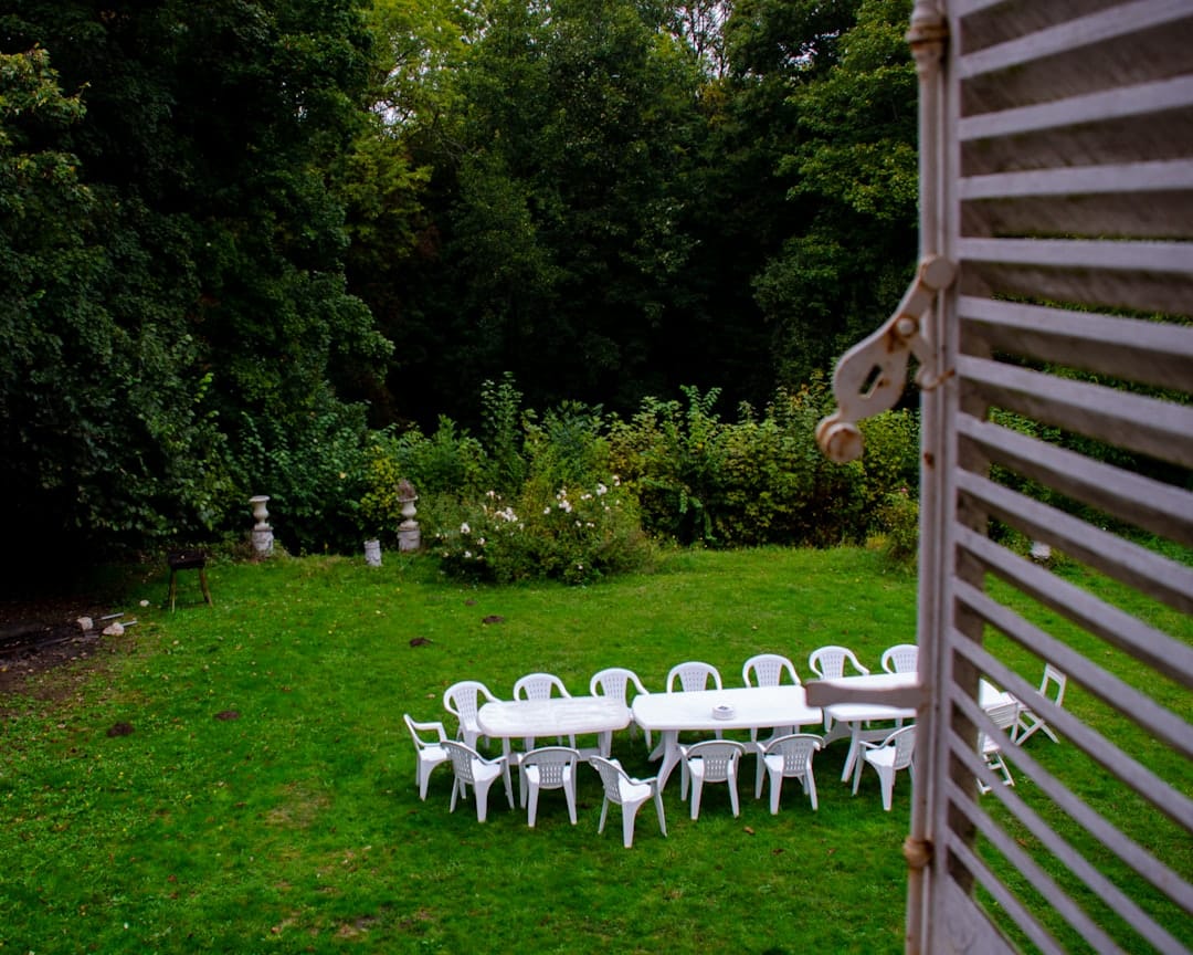 découvrez notre vaste sélection de tables de jardin, alliant style et fonctionnalité. transformez votre espace extérieur en un véritable havre de paix avec nos tables robustes et élégantes, parfaites pour des repas en plein air, des barbecues ou des moments de détente en famille et entre amis.