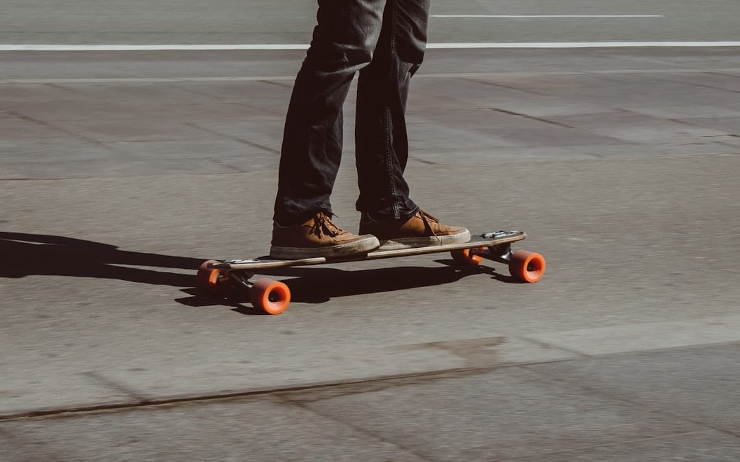 découvrez les techniques de freinage pour longboard qui vous permettront de contrôler votre vitesse et d'améliorer votre sécurité sur les pistes. que vous soyez débutant ou expérimenté, apprenez à maîtriser votre longboard avec nos conseils pratiques.